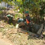 Karya Bakti Babinsa Wonokoyo Jaga Kebersihan Lingkungan