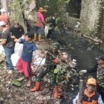 Semangat Gotong Royong Babinsa Bareng Ajak Warga Peduli Lingkungan