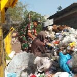 Babinsa Koramil 0833-04/Sukun Monitoring Pengolahan Sampah Menjadi Kompos dan Kerajinan di Bandungre...