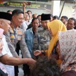 Keluarga Terduga Pelaku Pengrusakan Tinjau Kerusakan Polsek dan Pos Polisi