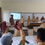 Menjaga Semangat Saat Ekonomi Tak Pasti: Habiby, Guru Honorer Nyambi Beternak di Lerang Kawi