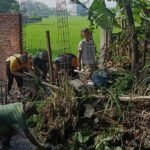 Personel Koramil 0833/03 Blimbing Kompak Bersihkan Lingkungan Bersama Warga