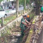 Babinsa Kedungkandang Bersama Warga Gelar Aksi GASS Angkat Sampah dan Sedimen