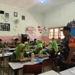 Dukung Kesehatan Pelajar, Babinsa Klojen Kawal Program Makan Bergizi SMPN 3 Malang