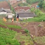 Drainase Tersumbat Material Longsor, Air Meluap ke Permukiman dan Lahan Pertanian