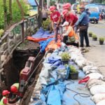 Plengsengan Bawah Trotoar Jembatan Brantas Ambrol Timbun Kampung Tridi