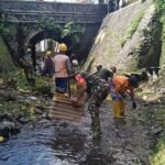 Babinsa Kasin bersama Warga Karya Bakti Bersihkan Lingkungan Antisipasi Banjir
