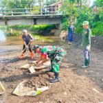 Antisipasi Banjir Babinsa Wonokoyo dan Warga Gotong Royong Bersihkan Sampah di Kalianyar