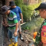 Babinsa Purwantoro bersama Warga Pasang Bronjong Kawat untuk Antisipasi Banjir