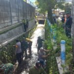Cegah Banjir, Koramil 0833-03/Blimbing Bersama Warga Bersihkan Kali Grendel