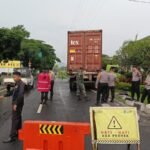 Truk Trailer Rem Blong di Jalan Sultan Agung, Pengemudi Banting Setir Hindari Kecelakaan Besar
