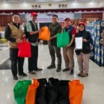 Kebersihan Jadi Masalah Warga Agam, UMM Serahkan Bantuan Alat Mandi