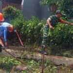 Babinsa Blimbing Bersama Keltang Arjosari Gelar Kerja Bakti Pembersihan Lingkungan