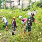 Wujud Kepedulian Lingkungan, Babinsa Klojen Kerja Bakti Bersama Warga Penanggungan