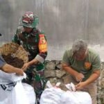 Babinsa Kelurahan Tunjungsekar Bersama Warga Gelar Kerja Bakti Bersihkan Fasilitas Umum