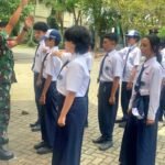 Babinsa Lowokwaru Berikan Penguatan Pendidikan Karakter dan PBB SMP Laboratorium UM