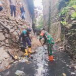 Wujud Kepedulian Lingkungan, Babinsa Bareng Gelar Kerja Bakti Pembersihan Sungai