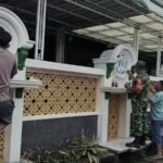 Babinsa Arjosari Bantu Pembersihan dan Pengecatan Masjid Fathurrohman