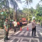 Babinsa Tlogowaru Bersama Bhabinkamtibmas Sigap Amankan Lokasi Pohon Roboh demi Keselamatan Pengguna...