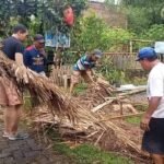 Babinsa Arjosari Bersama Warga Gelar Kerja Bakti Pembongkaran Gazebo