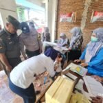 Babinsa Buring Dampingi ORI Campak Bersama Bhabinkamtibmas
