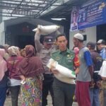 Babinsa Bersama Bhabinkamtibmas Dampingi Penyaluran Bantuan Pangan BPN Warga Arjosari