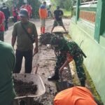 Babinsa Bandulan Karya Bakti Angkat Sedimen dan Sampah, Ciptakan Lingkungan Bersih dan Sehat
