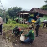 Babinsa Buring Bersama Warga Gelar Karya Bakti di Wilayah Binaan