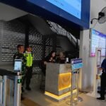 Jaga Ketertiban dan Kelancaran Warga Babinsa Klojen Monitoring Kondusifitas Wilayah di Stasiun Keret...