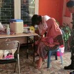 Wujud Kepedulian TNI, Babinsa Arjosari Kawal Imunisasi Balita di Wilayah Binaan