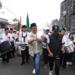 Peringati Satu Abad NU, Can Nur Ikut Panggul Bendera Raksasa ke Lereng Panderman