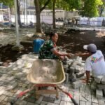 Semangat Gotong Royong, Babinsa Lowokwaru Bantu Warga Pemasangan Paving