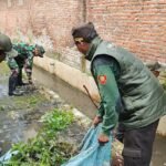 Antisipasi Banjir, Babinsa Bersama Warga Bumiayu Bersihkan Drainase
