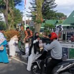 Koramil Blimbing Berbagi Berkah, Bagikan Takjil Gratis bagi Pengguna Jalan di Bulan Ramadhan