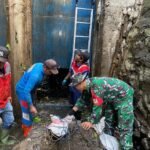 Wujud Kepedulian Lingkungan, Babinsa Lowokwaru Bersama Warga Bersihkan Saluran Air