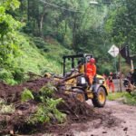 Longsor Tutup Separuh Badan Jalan, Jalur Provinsi Batu–Kediri Sempat Tersendat
