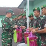 Dandim 0833 Apresiasi Kinerja Prajurit Berikan Bingkisan Lebaran untuk Keluarga