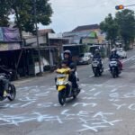 Jalan Suropati Rusak, Warga Protes Semprot Pilox “Ati-ati Sam Yo” di Aspal