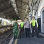 Babinsa Sukun Monitoring Kondusivitas Stasiun Kereta Api, Pastikan Keamanan Mudik Lebaran