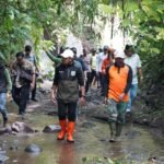 Susur Sungai Usai Banjir Lumpur, Cak Nur Soroti Alih Fungsi Lahan di Hulu