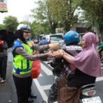 Ramadan Segera Berakhir, Polres Malang Tetap  Konsisten Bagikan Takjil