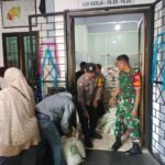 Babinsa Kiduldalem Dampingi Penyaluran Bantuan Pangan Bulog