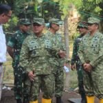 Dandim 0833 Dampingi Danrem 083 Tinjau Proses Pembangunan Jembatan Perintis Garuda