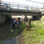 Babinsa Mulyorejo Bersama Warga Kerja Bakti Bersihkan Sungai Sedudut