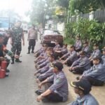 Perkuat Kesiapan, Babinsa Klojen Latih Satlinmas Secara Intensif