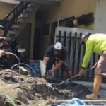 Babinsa Dinoyo Bersama Warga Kerja Bakti Pasang Paving Demi Kenyamanan Pejalan Kaki