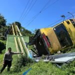 Gagal Taklukkan Tanjakan Jurang Susuh, Truk Muat Galvalum Terjun ke Jurang