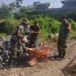Guyub Rukun Personel Kodim 0833 Gotong Royong Bangun Jembatan Perintis Garuda