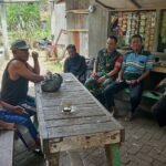 Komsos Babinsa Tasikmadu Pererat Silaturahmi TNI dan Warga