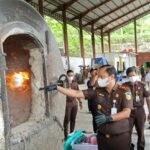 Eksekusi Barang Bukti, Kejari Batu Bakar Belasan Ribu Pil Koplo dan Sabu di Incinerator TPA Tlekung